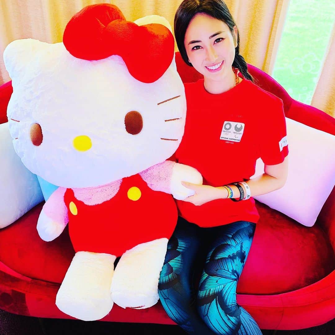 筒井菜月のインスタグラム：「#ハローキティショーボックス ❤️ 8/12NEW OPEN‼️ キティちゃんの夢のようなショーがお食事と共に楽しめます💗 メニューは全てヴィーガン対応✨ 淡路島にお越しの際は是非お立ち寄りください🥰  #パソナグループ #淡路島 #ハローキティショーボックス #Hellowkittyshowbox」