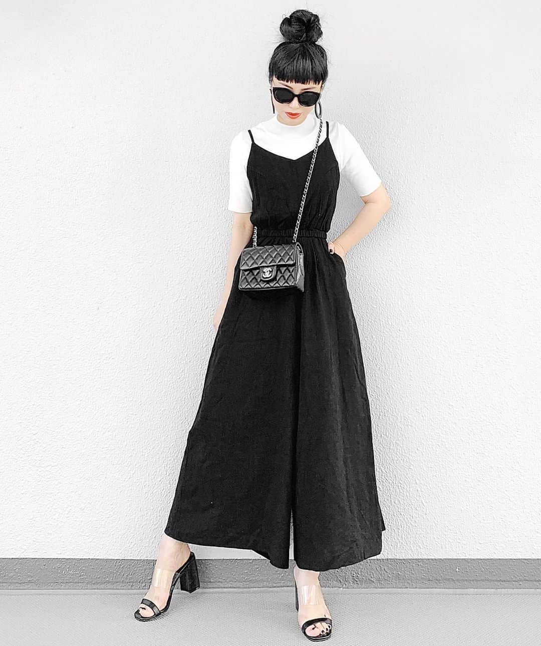 lve_xxxxのインスタグラム：「.﻿ . ﻿ 大好きオールインワン﻿ 夏仕様はこれで最後にしました！←﻿ ﻿ ☑︎バックストリングオールインワン﻿ t5350﻿ ﻿ バックデザインが可愛いのですが﻿ 見えてないから後で載せます😂爆﻿ ﻿ ☑︎ハーフネック半袖ニット﻿ b58617﻿ ﻿ 薄手のニットはJKとかのインナーにも﻿ 使えるから2色買いしました🙆‍♀️﻿ (安定の2色買い病 令和も健在)﻿ ﻿ TOPS・オールインワン・サンダル﻿ @dholic_official のものです☺︎﻿ ﻿ ﻿ その他コーデアイテム詳細は﻿ WEARをご覧くださいませ。﻿ ﻿ WEAR ： lvexxxx ﻿ 💻 https://wear.jp/sp/lvexxxx/﻿ ﻿ －－－－－－－－－－－－－－－－－－﻿ ﻿ 📢コメント頂ける際は、﻿ 最新投稿にお願い致します。﻿ ﻿ 過去投稿に頂いた際、気がつかない事もあり﻿ お返事致しかねる場合が御座います🙇‍♀ ️﻿ ﻿」