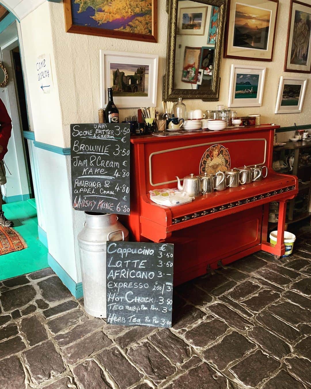 クリステン・コノリーのインスタグラム：「🎹🍰☕️」