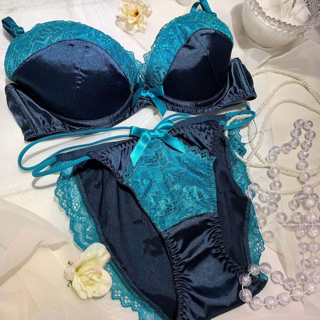 Ravijour札幌4丁目プラザ店のインスタグラム：「#onsale ビビットカラーが魅力のランジェリー✨お肌が映えます💍 詳しくはblog更新しました！ TOPのURLから飛んでください💫 #ラヴィジュール #ravijour #ravijourofficial #ravijourstaff  #ravijoursapporo」