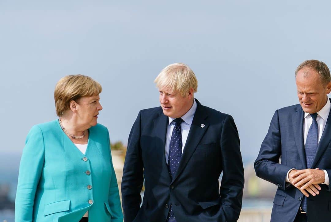 アンゲラ・メルケルさんのインスタグラム写真 - (アンゲラ・メルケルInstagram)「Tag 1 in Biarritz: Vorbereitungen auf den G7-Gipfel - Kanzlerin Merkel u.a. im Gespräch mit Gastgeber Emmanuel Macron sowie mit EU-Ratspräsident Donald Tusk, Großbritanniens Premier Johnson und Italiens Ministerpräsident Giuseppe Conte. --- Day 1 in #Biarritz: Preparations for #G7 Summit - Chancellor #Merkel in conversation with host @emmanuelmacron as well as with EU Council President @donaldtusk, UK Prime Minister @borisjohnsonmp and Italian Prime Minister @giuseppeconte_ufficiale.」8月25日 16時39分 - bundeskanzlerin