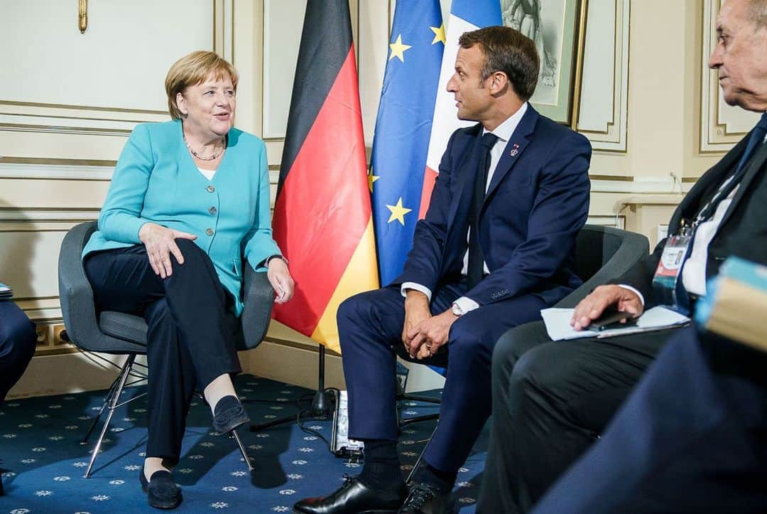 アンゲラ・メルケルさんのインスタグラム写真 - (アンゲラ・メルケルInstagram)「Tag 1 in Biarritz: Vorbereitungen auf den G7-Gipfel - Kanzlerin Merkel u.a. im Gespräch mit Gastgeber Emmanuel Macron sowie mit EU-Ratspräsident Donald Tusk, Großbritanniens Premier Johnson und Italiens Ministerpräsident Giuseppe Conte. --- Day 1 in #Biarritz: Preparations for #G7 Summit - Chancellor #Merkel in conversation with host @emmanuelmacron as well as with EU Council President @donaldtusk, UK Prime Minister @borisjohnsonmp and Italian Prime Minister @giuseppeconte_ufficiale.」8月25日 16時39分 - bundeskanzlerin