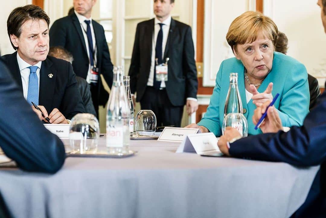 アンゲラ・メルケルさんのインスタグラム写真 - (アンゲラ・メルケルInstagram)「Tag 1 in Biarritz: Vorbereitungen auf den G7-Gipfel - Kanzlerin Merkel u.a. im Gespräch mit Gastgeber Emmanuel Macron sowie mit EU-Ratspräsident Donald Tusk, Großbritanniens Premier Johnson und Italiens Ministerpräsident Giuseppe Conte. --- Day 1 in #Biarritz: Preparations for #G7 Summit - Chancellor #Merkel in conversation with host @emmanuelmacron as well as with EU Council President @donaldtusk, UK Prime Minister @borisjohnsonmp and Italian Prime Minister @giuseppeconte_ufficiale.」8月25日 16時39分 - bundeskanzlerin