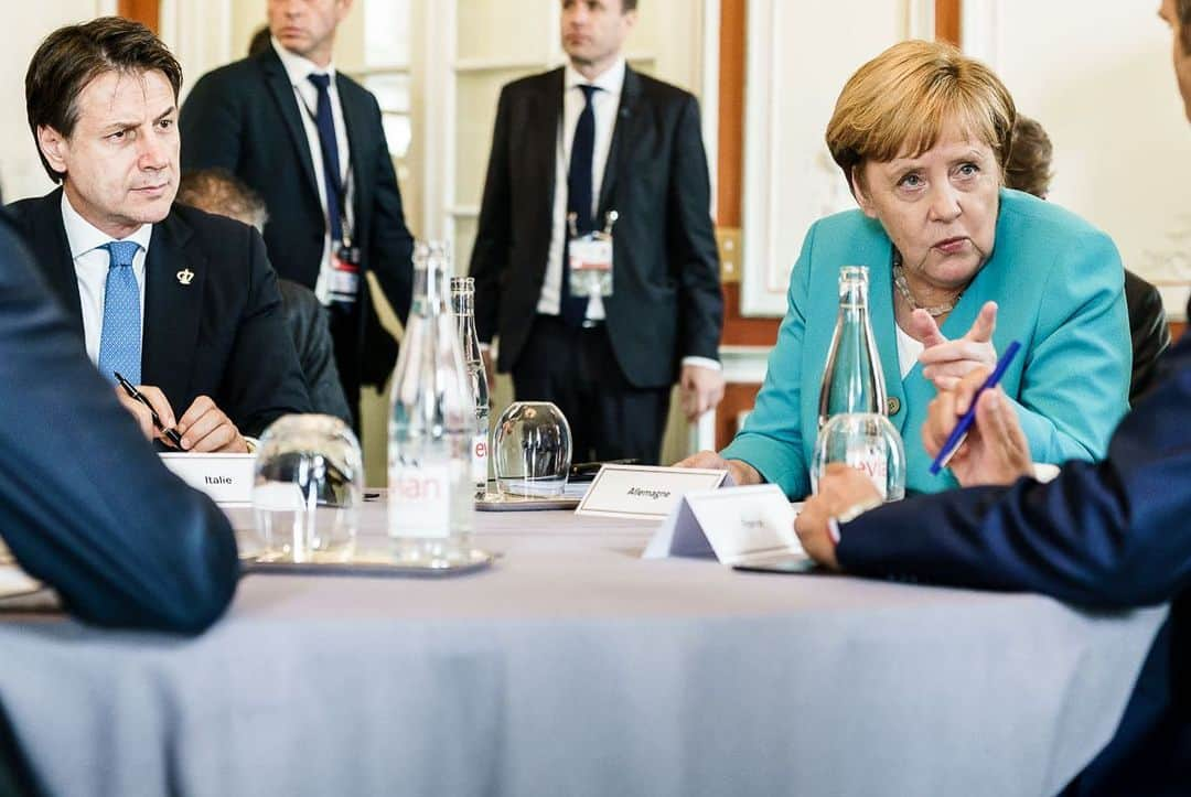 アンゲラ・メルケルさんのインスタグラム写真 - (アンゲラ・メルケルInstagram)「Tag 1 in Biarritz: Vorbereitungen auf den G7-Gipfel - Kanzlerin Merkel u.a. im Gespräch mit Gastgeber Emmanuel Macron sowie mit EU-Ratspräsident Donald Tusk, Großbritanniens Premier Johnson und Italiens Ministerpräsident Giuseppe Conte. --- Day 1 in #Biarritz: Preparations for #G7 Summit - Chancellor #Merkel in conversation with host @emmanuelmacron as well as with EU Council President @donaldtusk, UK Prime Minister @borisjohnsonmp and Italian Prime Minister @giuseppeconte_ufficiale.」8月25日 16時39分 - bundeskanzlerin