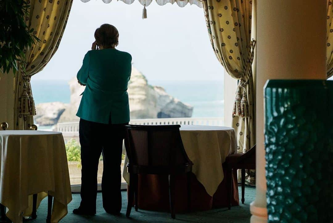 アンゲラ・メルケルさんのインスタグラム写真 - (アンゲラ・メルケルInstagram)「Tag 1 in Biarritz: Vorbereitungen auf den G7-Gipfel - Kanzlerin Merkel u.a. im Gespräch mit Gastgeber Emmanuel Macron sowie mit EU-Ratspräsident Donald Tusk, Großbritanniens Premier Johnson und Italiens Ministerpräsident Giuseppe Conte. --- Day 1 in #Biarritz: Preparations for #G7 Summit - Chancellor #Merkel in conversation with host @emmanuelmacron as well as with EU Council President @donaldtusk, UK Prime Minister @borisjohnsonmp and Italian Prime Minister @giuseppeconte_ufficiale.」8月25日 16時39分 - bundeskanzlerin