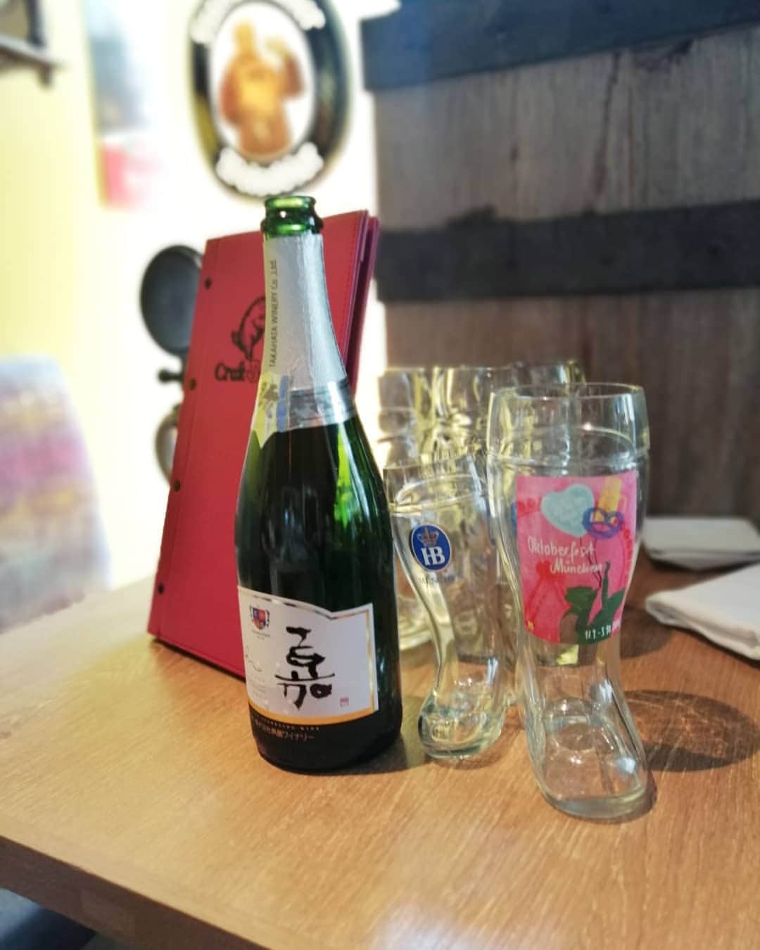 シュタインハウス新宿さんのインスタグラム写真 - (シュタインハウス新宿Instagram)「【日本ワイン】. . 今週新しく入れた裏ワイン。  オトナ女子会な 皆さまに飲まれて、 ボトルも喜んでるように……. . 見えるかな😁😁. . 中華&クラフトビールの 業態ですが、 オススメワインも 持ってます👍 2019.8.25  #マイブーム #裏メニュー #ワイン #高畠ワイナリー #スパークリングワイン  #クラフトビールタップ #クラフトビール #ドイツビール #ビール #ビール女子 #銀座 #銀座ビール #銀座ディナー #銀座ランチ #銀座中華 #銀座女子会 #銀座ごはん #有楽町 #有楽町ビール #有楽町ディナー #有楽町ランチ #有楽町中華 #有楽町女子会 #有楽町ごはん」8月25日 16時40分 - zburger.ura
