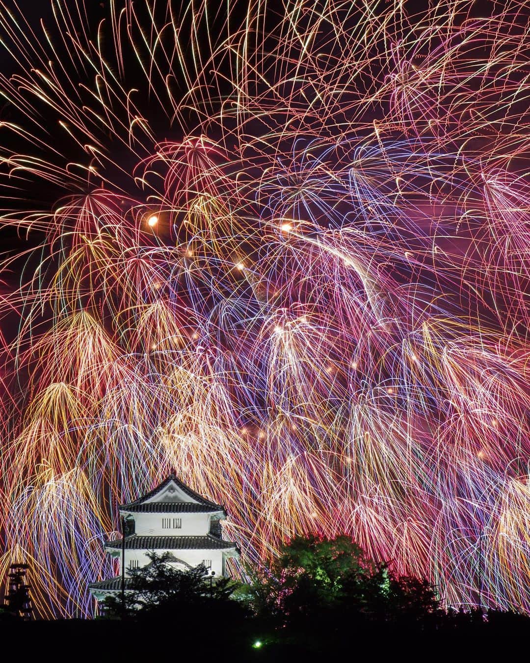 Takefumi Tezkaのインスタグラム：「✴︎まるがめ婆娑羅祭り2019🎇 ✴︎ ✴︎この夏 最後の花火で ✴︎素晴らしい千輪を観る事が出来ました📸✨ ✴︎ ✴︎お会いした皆様ありがとうございました🙏🏻✨ ✴︎ ✴︎ ✴︎香川県」