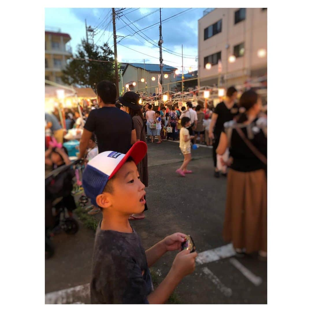 笹峯愛さんのインスタグラム写真 - (笹峯愛Instagram)「夏休み最後の土曜日。  マンション主催のお祭り。  昼間から氷を持って行ったり なんだかんだとバタバタしましたが  地元の方々に声をかけていただきながら アットホームな雰囲気を満喫しました。  デデ、初めてのラムネ。  いい飲みっぷりを披露しておりました。  おまけに 抽選会で米5キロいただいて  親子でテンション上がった 夏の思い出。」8月25日 16時55分 - mineco.m