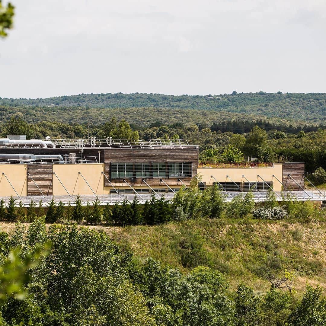 Melvita Officialのインスタグラム：「Non loin de la region Ardèche pour cette dernière semaine avant la rentrée ? ⠀ Notre éco-usine se visite ! 🏭🌳⠀ Sur près de 5 hectares, l’éco-usine Melvita symbolise nos valeurs de respect, de bienveillance et d’authenticité dans cette nature spectaculaire !⠀ ⠀ #Melvita #cosmetiquebio #Beautebio #Huile #soleil #Ete #EcoUsine #FrabricationFrancaise #Nature #Landscape #EcoResponsable #MadeInFrance #Ardeche」