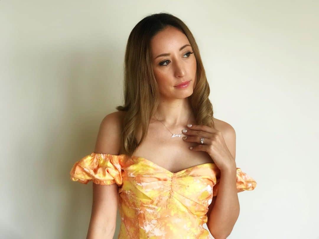 太田エイミーのインスタグラム：「Love the @maile_hawaii personalized necklace ✨perfect with any outfit. . . . . . #hawaiianjewelry #maile #mailehawaii #namenecklace #necklace #accessories #beautifuljewelry #hawaiian #japanhawaii #hapa #halfjapanese wearing @songofstyle」