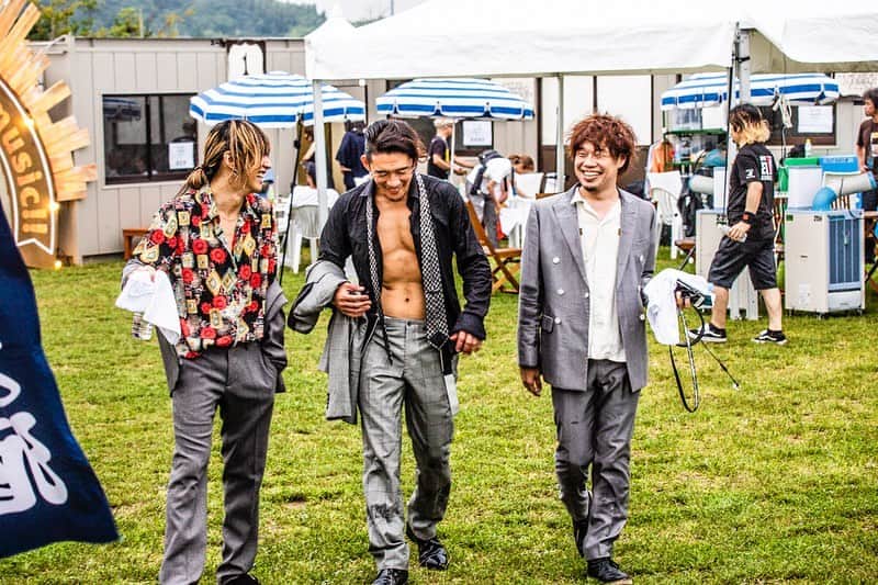 タクマ さんのインスタグラム写真 - (タクマ Instagram)「先日のwild bunch fest 2019 東京スカパラダイスオーケトラのライブ中に突如乱入して来た無法者たち。  伝説になるぐらい迷惑な3人が鉄馬に乗って登場したのだった。  photo  by @cazrowaoki」8月25日 16時58分 - takumamitamura