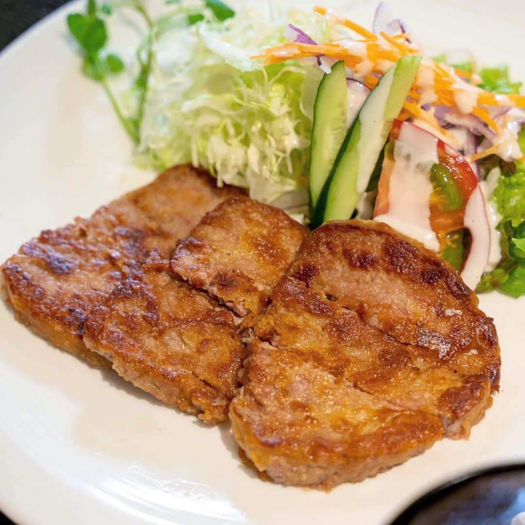 のインスタグラム：「「これ全部2,000円以下！松坂屋で楽しむランチ特集 vol.1」 "お得なランチ"と聞くと、1,000円以下のランチやワンコインランチなど、金額的にお得かどうかで判断してしまいがち🤔💴 . 今回ナゴレコでは「これ全部2,000円以下！松坂屋で楽しむランチ特集」と題して、高級なイメージのある百貨店で、いいものをお値打ちに味わえるランチを特集していきます🙌🍴💯 . 栄周辺で働かれている方にも、お買い物で栄に立ち寄られる方にもオススメですよ🙆‍♂️ . 第一回目は、北館地下1Fの「キッチン スギモト」さん⭕️ 創業明治33年（すごい😳）の老舗精肉店が営む、有名シェフプロデュースのレストランです🥩👨‍🍳 . 看板メニューがこちらの「牛ヒレ肉の生姜焼き ¥1,850円（税別）」🐮 . 牛ヒレ肉というところが珍しいですが、キッチンスギモトさんの生姜焼きは、牛ヒレ肉に衣をまとわせて焼き上げるオリジナルメニュー😎💯 . 衣はサクッと軽い食感で、焦がした醤油ダレの風味が鼻をフワッと抜け、お肉はいい具合のミディアムレア！美しい😂🤳🥩 . その他にも季節によって付け合わせが入れ替わるハンバーグメニューの「夏野菜添え ハンバーグセット ¥1,834（税別）」など、2,000円以下でも老舗精肉店のお肉を美味しくいただくことができます👏🤔 . また裏技（❓）として、北館地下1Fの「肉の専門店スギモト」で購入したお肉を持ち込むと、1,000円（税別）で焼き上げてくれるサービスも！ 気軽に老舗精肉店のお肉を味わうことができますよ🙂✨ . 本企画は月に一度、特集していきます⭕️ この街を支え続けた百貨店、そのレストランに足を運ぶきっかけになれば嬉しいです🕴 . #PR #松坂屋名古屋店 #キッチンスギモト #スギモト #ナゴレコ」