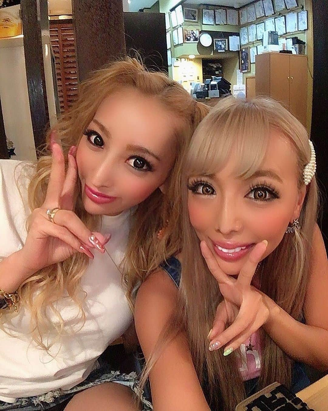 霜月るなさんのインスタグラム写真 - (霜月るなInstagram)「仲良ぴ❤️❤️ほんと楽しい💕 いつも楽しい時間ありがとう😍  明太もつ鍋食べにいった❤️ 美味しかった💕✨🤭 明太子大好きやから幸せやったぁぁぁあ🤩 来週ゎ一緒にプール❤️ 楽しみぃい❤️❤️ #築地#明太子#明太もつ鍋#dinner #ギャル感すごい  #さりるな#諦めたらそこで試合終了  #けろけろけろっぴ  #けろっぴハマりだした #やばたにえん #大好き」8月25日 17時08分 - shimoruna