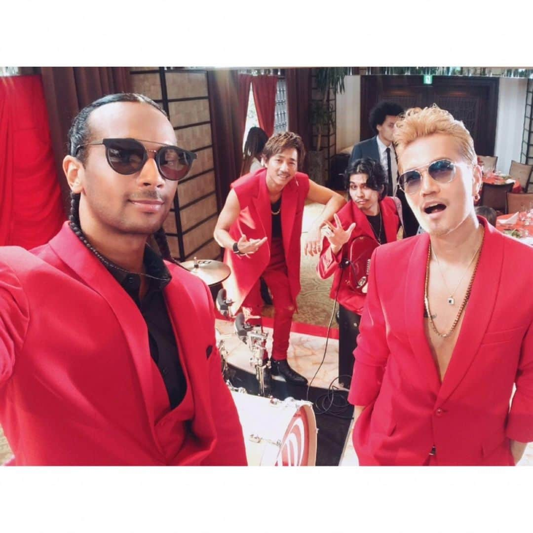 ATSUSHIさんのインスタグラム写真 - (ATSUSHIInstagram)「#atsushizm﻿ なぜATSUSHIがバンドRED DIAMOND DOGSを結成したのか…。理由はいろいろありますが、1番は近くに才能のある仲間がいてくれたこと。そしてもう1つは、EXILEにも、ソロにもない音楽性をみなさんに届けるときに、期待を裏切りすぎず、ビックリさせすぎず、届けたかった。EXILE、EXILE ATSUSHI共に、僕は誇りに思っているからこそ、名前にEXILEを入れている。だからこそ、分かりやすく、ど直球で活動してきたつもり。﻿ でも高校生時代のまだ自分を知らない時、自分の音楽性すらも、どんなことに自分が向いているのかどうかも知らない時に、いろいろ模索しながら過ごしてたあの頃のワクワクみたいなものをもう一度自分の中に生み出してもいいのかな…。そんなことを30代後半になって、ふと思った。20代、30代とがむしゃらに前だけ見て突っ走ってきて、今までのように勢いだけでは進めないような歳になったのか、それとも年齢を重ねて、より質を重視するようになったのか。﻿ 36歳で史上初の6大ソロドームツアーを目前にした僕は、ある意味迷いの中にいた。そして留学を決意。前みたいに楽しく歌えてるだろうか?そんな疑問すら時折持ってしまうようになり、気付けば40歳を迎えようとしている自分が、もう一度音楽を作る楽しさを、バンドだったら感じれるかもしれないと思えたのも、応援してくださるみなさん（Team ATSUSHI）がいてくれて、LDHのファミリーがいてくれて、そして音楽仲間がいてくれたから。﻿ ありがたいとにここ数年は、ドームなどの大きな会場でコンサートをさせてもらうことが多い。だからこそ、原点に戻れるような、リビングルームのような企画や、今回のRDDのGOOD VIBES 発売記念ライブなど、決して小さい箱ではないけれど、ドームよりは、みなさんと近い距離で一緒に音楽を楽しむような場を、あらためて作りたい。それはもしかしたら、お客さんも求めてくれているかもしれないし、もしその両方を同時進行で実現できるなら、そんなありがたいことはない。﻿ 音楽は自由であっていいはず。それを胸に、40代はおもしろい形で音楽活動を続けていきたい。﻿ もちろん、みんなの待っているEXILEと、﻿ みんなの期待するEXILE ATSUSHIを続けながら…。﻿ いつもみなさん本当にありがとうございます。﻿ ﻿ Why did I decide to for the band RED DIAMOND DOGS? There are various reasons, but the first is that there were many talented musician friends nearby. Another reason was that I wanted to deliver music that was neither EXILE nor solo. Both EXILE and EXILE ATSUSHI has EXILE in their names because I am so proud of them.  I have pride in what I do.﻿ ﻿ When I didn't know who I was, back in high school, I didn't even know what my music was and what I was looking for.  I finally did in my late 30s. ﻿ In my 20s and 30s I ran ahead always going forward.  When I was 36 years old and was on the verge of the first six major solo dome tour, I had an epiphany. I decided to study abroad. I once again feel the joy of making music. Thanks to everyone who supported me, Team ATSUSHI, the LDH family, and music friends.﻿ I’m very grateful that in the last few years, we often have concerts at large venues such as the dome. But I also want to feel much closer with my fans so that we could enjoy music together. I want to create a new place again.﻿ Music should be free.  With that in mind, I want to continue activities in an interesting way in my 40s.  Thank you very much always.﻿」8月25日 17時08分 - exile_atsushi_official