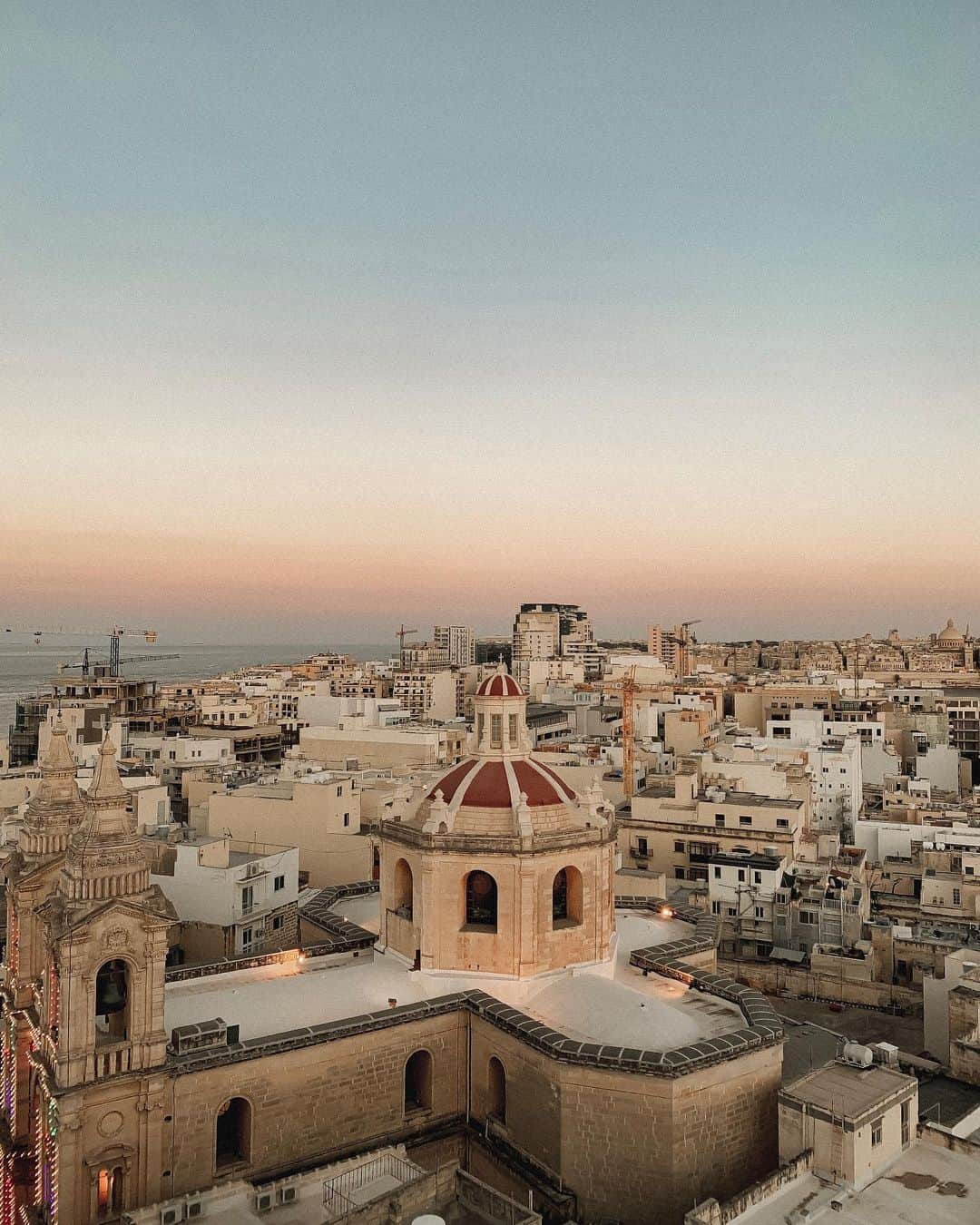 のインスタグラム：「beautiful sunset at Sliema⛪️🌅」