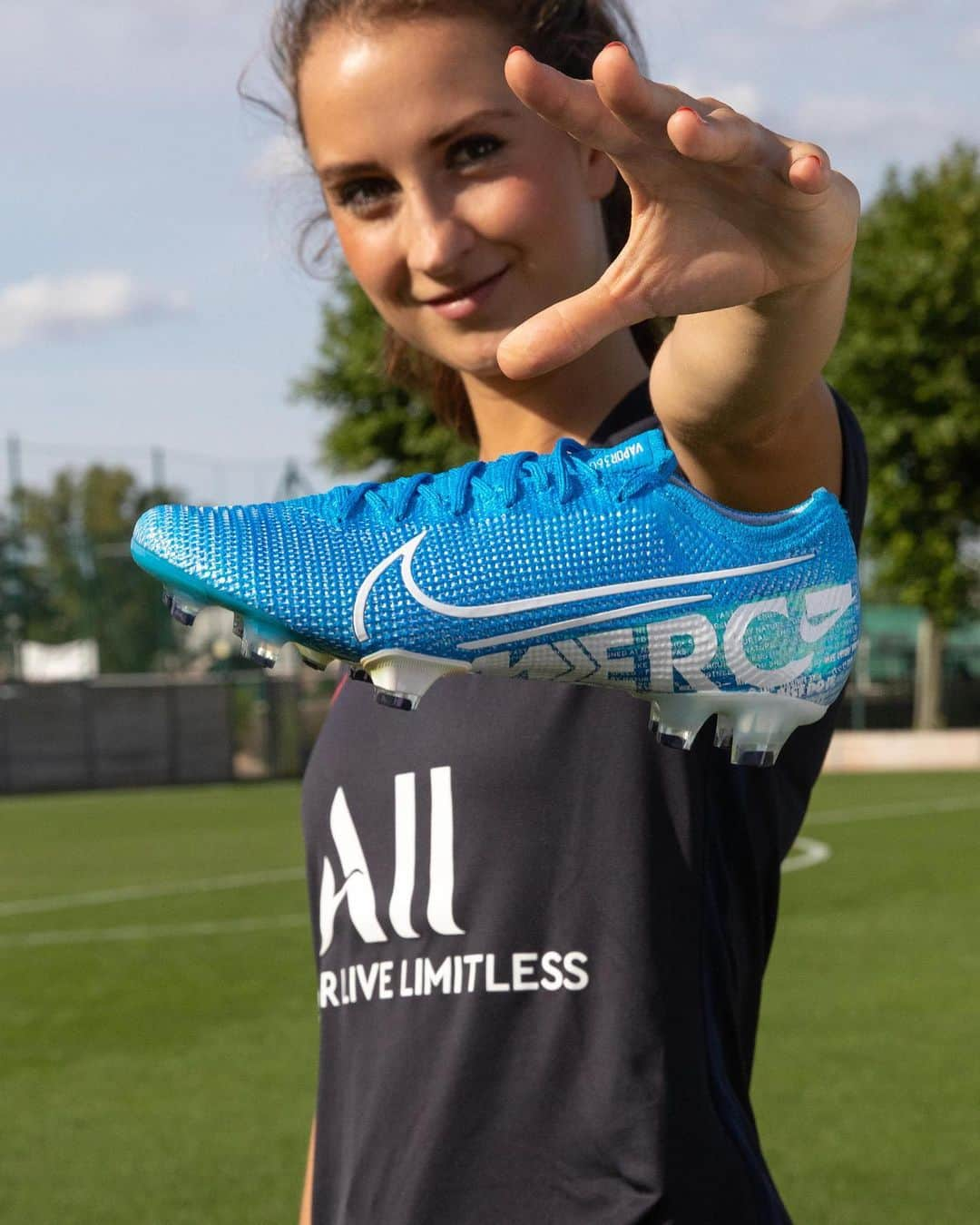 ナイキフットボールさんのインスタグラム写真 - (ナイキフットボールInstagram)「Ready to drop the Merc in @psg_feminines’ first match of the season 🎤 @sara.daebritz13 @mariekatoto ⠀⠀⠀ ⠀⠀⠀ ⠀⠀⠀ ⠀⠀⠀ ⠀⠀⠀ ⠀⠀⠀ ⠀ Get the all-new Mercurial before your season kicks off, now available on Nike.com/Football or through our 🔗 in bio. ⠀⠀⠀ #alwaysforward #mercurial #psg #nikefootball #nikesoccer #nike #football #soccer」8月25日 17時13分 - nikefootball