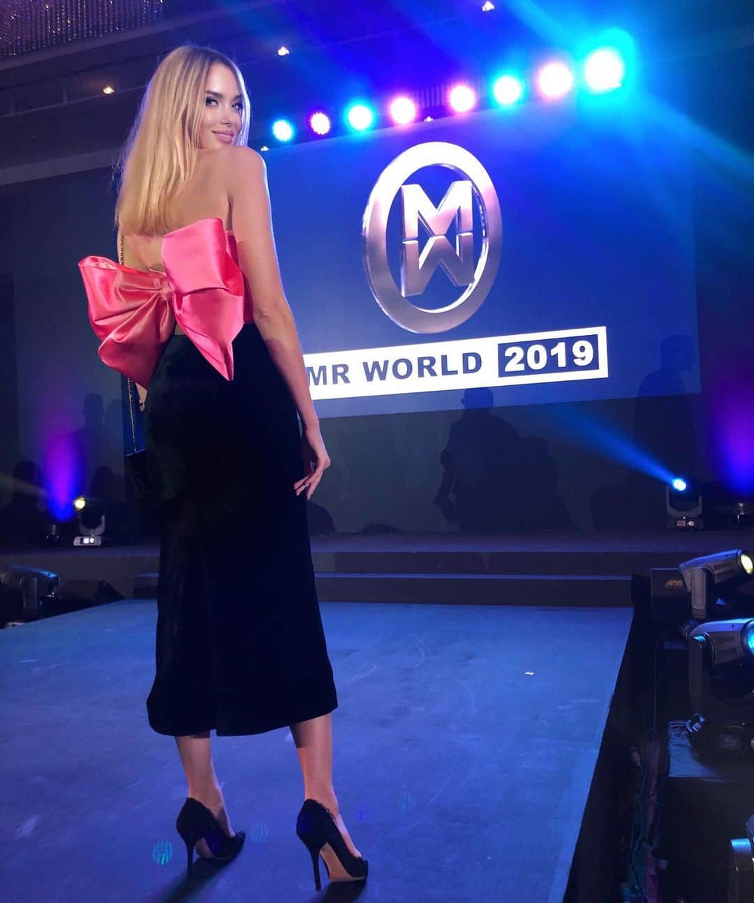 クセニア・カーノヴィッチさんのインスタグラム写真 - (クセニア・カーノヴィッチInstagram)「during Mister World 2019 competition in Manila #misterworld2019 #misterworld wearing @rasario」8月25日 17時22分 - kseniasukhinova