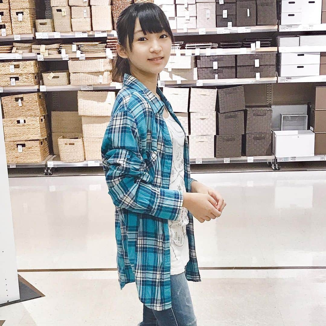 前野えまさんのインスタグラム写真 - (前野えまInstagram)「家族でお買い物🚘 家具屋さんで収納家具を買いました。 これで今日から机周りはスッキリして勉強もはかどるはず…です！ その後は念願のコストコへ❗️ 「桃姫」という可愛い名前のお酒を発見🍑私はまだ飲めないけど、パパへのお土産にバッチリです😊  #お買い物 #家族でお買い物 #夏休み #家具屋 #収納 #収納家具 #ニトリ #ニトリ収納 #costco #コストコ #コストコ大好き #桃 #🍑 #お酒は２０歳から #楽しかった #前野えま #みんなでおこそうfavo革命」8月25日 17時23分 - maeno_ema