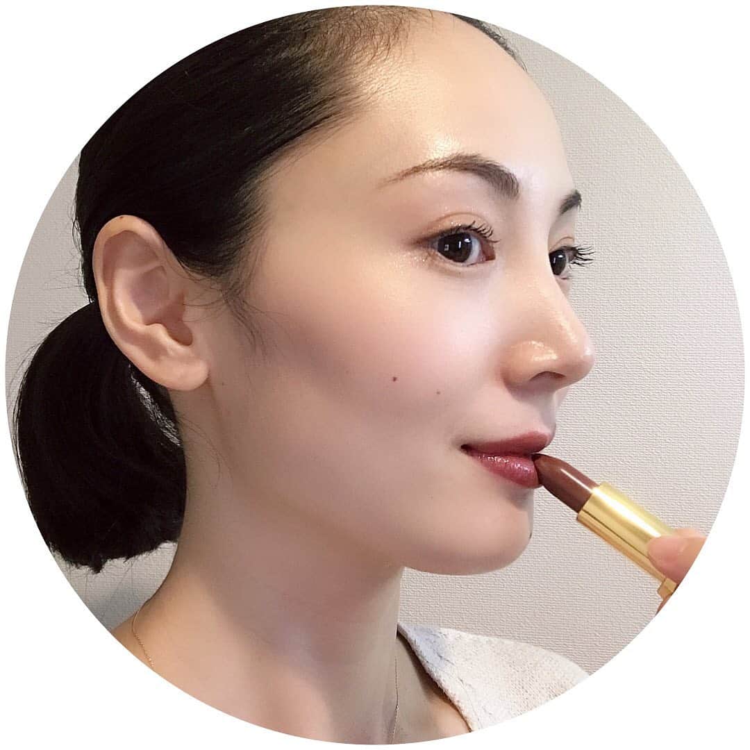 日高薫のインスタグラム：「今日はこれからCHANELのリップ💄つけて久々夫婦で食事へ😌❤️ #chanel#158 #lipstick#beauty #makeup #夫婦デート」