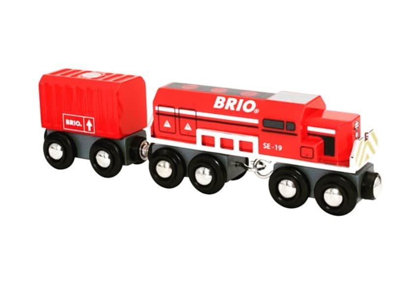 kidzoo+のインスタグラム：「BRIOは、スウェーデン王室御用達の大人気木製おもちゃブランド!! BRIOの2019年モデル限定車両‼️ 鮮やかでスタイリッシュな赤い2軸動力台車の車両に赤いコンテナ荷物とワゴンがついています。 【33860 2019年BRIO限定トレイン】  #BRIO #レールウェイセット #プレゼント #知育玩具 #車両 #ワゴン #2019年モデル #誕生日プレゼント #コレクター #kidzooplus #名古屋市名東区 #名古屋市 #kids #おもちゃ屋 #スウェーデン」