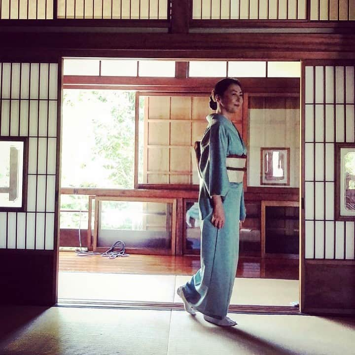 中山美穂さんのインスタグラム写真 - (中山美穂Instagram)「残暑お見舞い申し上げます🎐﻿ ﻿ 東京はほんの少しだけ秋の気配が近づいて来たように感じます。﻿ 皆さまは夏バテなどしていませんか？﻿ この夏はいくつかの撮影でしたが、どの作品も涼しげを装っていました笑﻿ 夏らしいことは何一つしてはいませんが、撮影現場が私の日本の夏ということで。﻿ 私の夏の一コマをお送りいたします。﻿ 是非涼んで下さいませ♡」8月25日 17時47分 - _miho_nakayama_