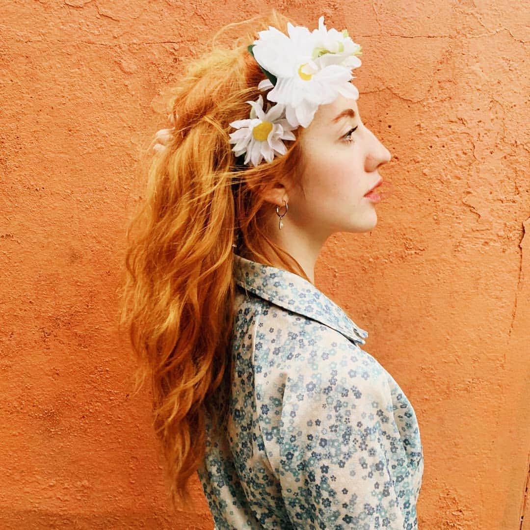 ベッキー・クルーエルのインスタグラム：「concentrated orange. a bit quiet atm but very busy with work. relaxing now and hope you're relishing the bank holiday weekend 🍂⁣ ⁣ pic by @snackyboy」
