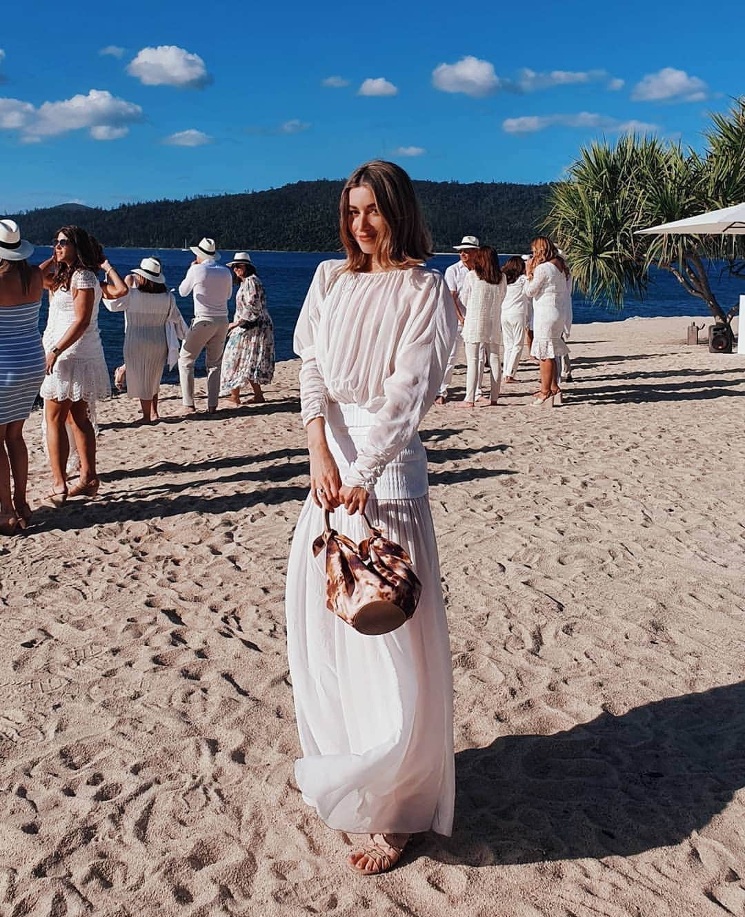 カルメン・ハミルトンのインスタグラム：「Had the most beautiful 24 hours on @hamiltonisland for the @paspaleypearls lunch this weekend. Dress by @christopher_esber, bag by @nanushka 💙 #hirw」