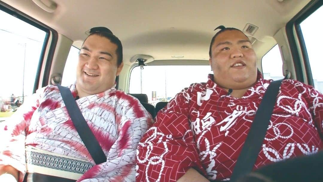24時間テレビ42 愛は地球を救うのインスタグラム：「. 日本各地にお邪魔して、皆さんの家族や友達、恩師などへの様々な「新たな時代の目標」など、今年のテーマ「人と人」を突撃インタビュー！ 御嶽海関と竜電関は長野県伊那市へ。 ギューギュー詰めの車内で町人探し！ . ⏰この後よる6時15分ごろから！ #24時間テレビ42」