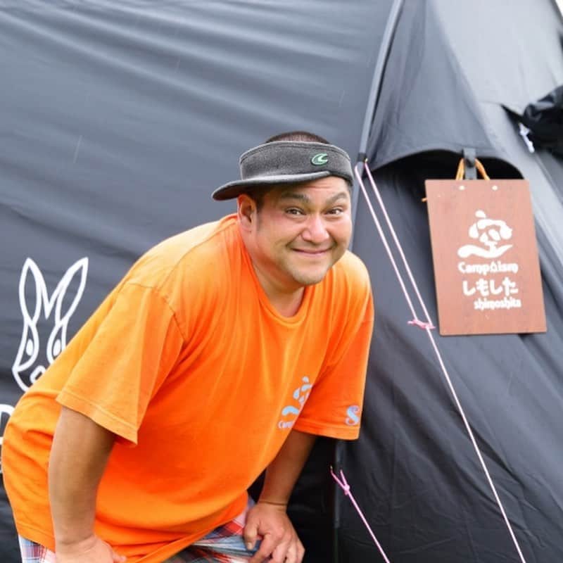 キャンプ情報サイト［ランタン］さんのインスタグラム写真 - (キャンプ情報サイト［ランタン］Instagram)「CAMP SMILE STYLE ／ 抜群の存在感！ 黒いカマボコテント2 でファミリーキャンプ ＼ いろんなキャンパーのキャンプスタイルを現地取材と一般キャンパーからの投稿で数多く掲載してます。 . . 詳しくは @lantern.camp  webサイトをご覧ください . . #camp #camping #outdoor #travel #trip #lantern_smile #nature #キャンプ #キャンプ用品 #アウトドア #テント #自然 #旅行 #キャンプ初心者  #キャンプ好きな人と繋がりたい #ふもとっぱら #dod #カマボコテント2 #2ルームテント #パワーハウスデュアルフューエルランタン #トンネルテント」8月25日 17時53分 - lantern.camp