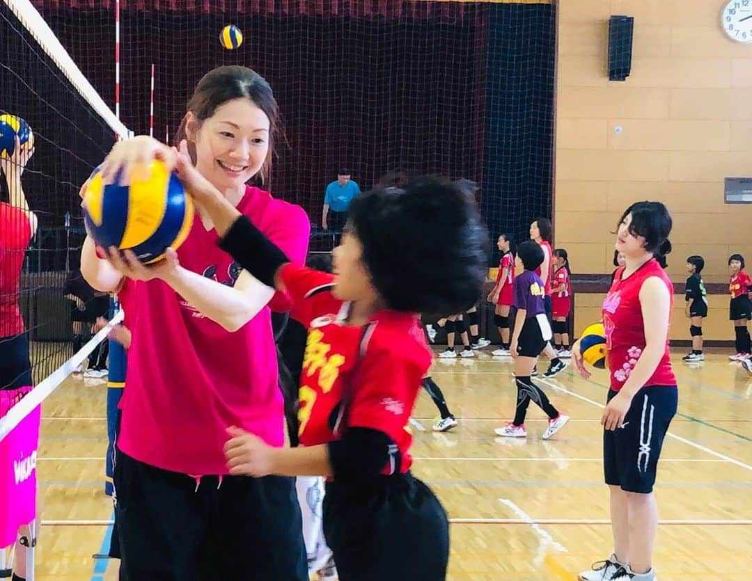 井上香織さんのインスタグラム写真 - (井上香織Instagram)「2019.8.25 ・ 午前の花育、そして午後はバレー教室でした🌹🏐 ・ 小学生にとって良い思い出の時間になってくれているといいな😌 ・ 教室終了後はいつもお世話になっている監督さんにお花🌼のプレゼント。 日頃の感謝を込めて♡♡ ・ とても素敵なイベント👏 わたしも1日楽しませていただきました(๑˃̵ᴗ˂̵) ・ #姫路 #ヴィクトリーナ #バレー教室 #花育 #姫路ヴィアーレ」8月25日 18時14分 - kaorin888