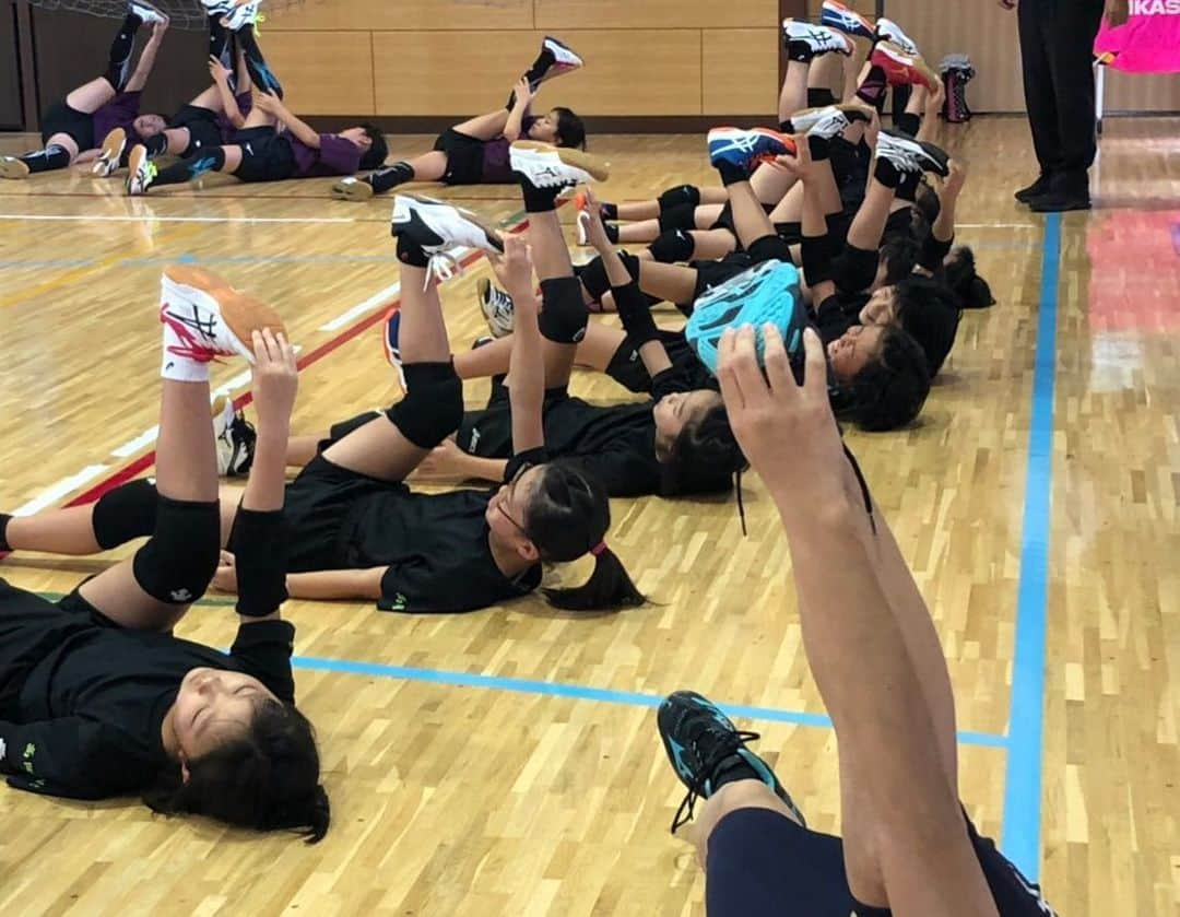 井上香織さんのインスタグラム写真 - (井上香織Instagram)「2019.8.25 ・ 午前の花育、そして午後はバレー教室でした🌹🏐 ・ 小学生にとって良い思い出の時間になってくれているといいな😌 ・ 教室終了後はいつもお世話になっている監督さんにお花🌼のプレゼント。 日頃の感謝を込めて♡♡ ・ とても素敵なイベント👏 わたしも1日楽しませていただきました(๑˃̵ᴗ˂̵) ・ #姫路 #ヴィクトリーナ #バレー教室 #花育 #姫路ヴィアーレ」8月25日 18時14分 - kaorin888