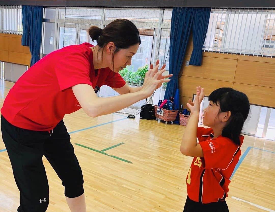 井上香織さんのインスタグラム写真 - (井上香織Instagram)「2019.8.25 ・ 午前の花育、そして午後はバレー教室でした🌹🏐 ・ 小学生にとって良い思い出の時間になってくれているといいな😌 ・ 教室終了後はいつもお世話になっている監督さんにお花🌼のプレゼント。 日頃の感謝を込めて♡♡ ・ とても素敵なイベント👏 わたしも1日楽しませていただきました(๑˃̵ᴗ˂̵) ・ #姫路 #ヴィクトリーナ #バレー教室 #花育 #姫路ヴィアーレ」8月25日 18時14分 - kaorin888