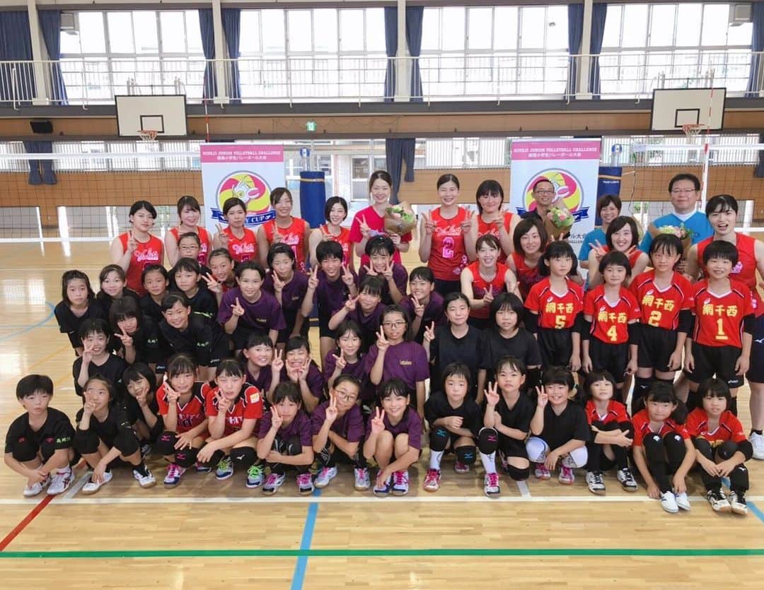 のインスタグラム：「2019.8.25 ・ 午前の花育、そして午後はバレー教室でした🌹🏐 ・ 小学生にとって良い思い出の時間になってくれているといいな😌 ・ 教室終了後はいつもお世話になっている監督さんにお花🌼のプレゼント。 日頃の感謝を込めて♡♡ ・ とても素敵なイベント👏 わたしも1日楽しませていただきました(๑˃̵ᴗ˂̵) ・ #姫路 #ヴィクトリーナ #バレー教室 #花育 #姫路ヴィアーレ」