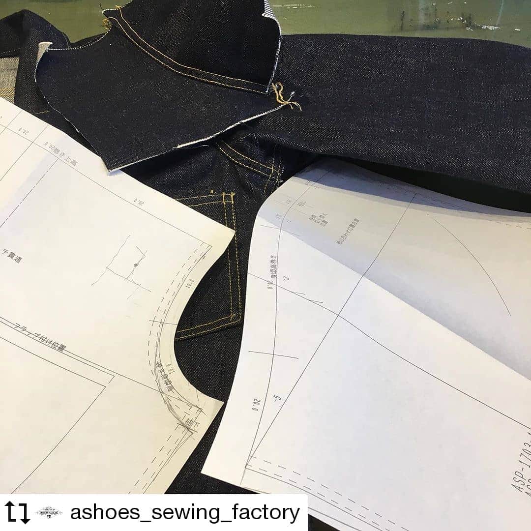 select shop「ASHOES」 SHOP STAFFのインスタグラム：「#Repost @ashoes_sewing_factory Made by @Image.Downloader · · · · オリジナルGジャンのファーストサンプルを縫って、いくつかの気になるポイントを修整してセカンドサンプルにしてゆきます。  これは、見頃と袖付け下部のカーブの修正の試し縫いです。  単純に過去のアイテムのパターンを抜くのではなく、綺麗に見える線をパタンナーさんと考えながら。  秋までにはなんとかしたいと思っています。  リペアも随時受け付けておりますのでお気軽にどうぞ。 ーーーーーーーー 裁断からやっていますので、シルエットにご希望があればセミオーダーも可能です。 ーーーーーーーー #ハンドメイド #デニム #ジーンズ #シルエット変更 #リメイク #デニムリペア #ジーンズ修理 #デニム修理 #サイズ変更 #幅出し #handmade #ashoes #亜洲'S #さいたま #大宮 #裾上げ #チェーンステッチ #お直し #リペア #穴埋め #シンガーミシン #ユニオンスペシャル #unionspecial43200g」