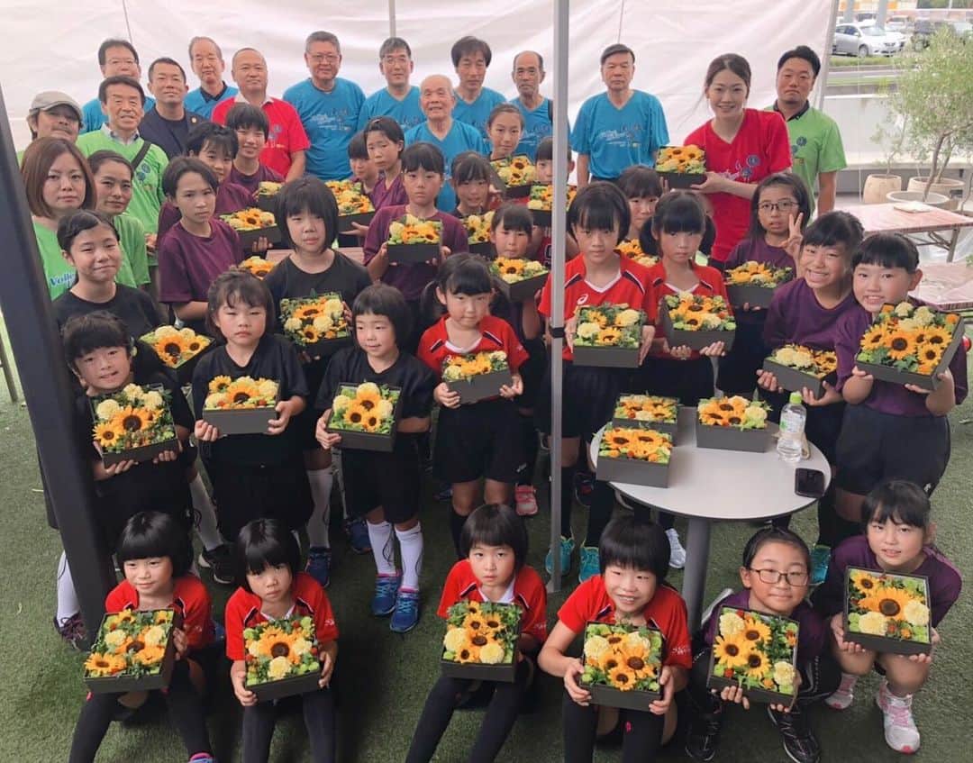 のインスタグラム：「2019.8.25🌸🌻🌹 ・ 今日の午前中のイベント。 ・ 【スポーツでお花を贈ろう】 というテーマのもと、 バレーボールクリニックを通しての花育（生命を大事にし、思いやりの心を育てる）事業。 ・ お花🌼のイベントということで本当に嬉しく、心も洗れた気がしました✨✨ ・ #姫路生花 #花育 #aoyama花苑 #おしゃれなお花屋さん #小学生 #イベント」