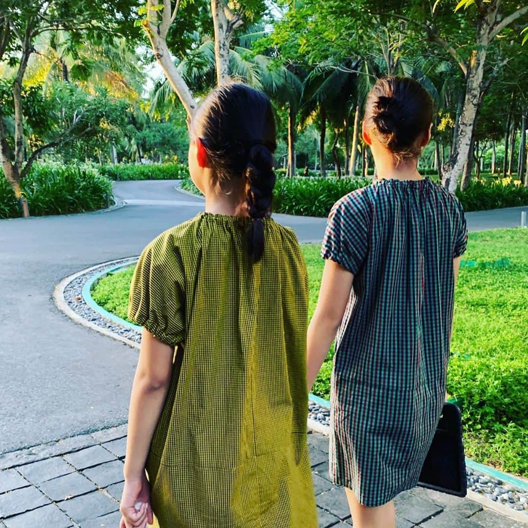 滝沢眞規子さんのインスタグラム写真 - (滝沢眞規子Instagram)「以前から質問を頂いていた娘達用にベトナムで作ったワンピースです❤️ 色違い、柄違いで好きな生地でいくつか作りました😊コットンだし色も鮮やかで気に入ってます❤️」8月25日 18時11分 - makikotakizawa