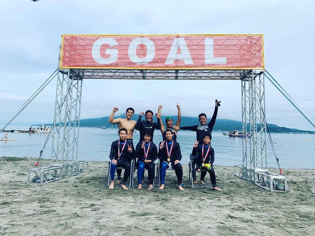 のインスタグラム：「🏝🏊‍♂️🏝 . . . . . 今日は24時間テレビの錦江湾横断遠泳に参加させて頂き見事全員無事に完泳できました！！ 子供達から逆にパワーと感動を貰いました！ 急遽にも関わらず暖かく受け入れてくださったイッテQメンバー、子供達をはじめスタッフの皆様本当に色々とありがとうございましたお疲れ様でした！！ #24時間テレビ #錦江湾 #イッテq遠泳部」