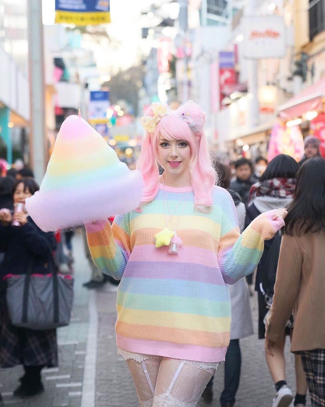 TOTTI CANDY FACTORYのインスタグラム：「🦄🌈 Thank you for coming! ご来店ありがとうございます☺️ Photo by: @officialmissneko  #repost  #totticandy  #totticandyfactory  #rainbowcottoncandy #tokyo #harajuku #instagood」