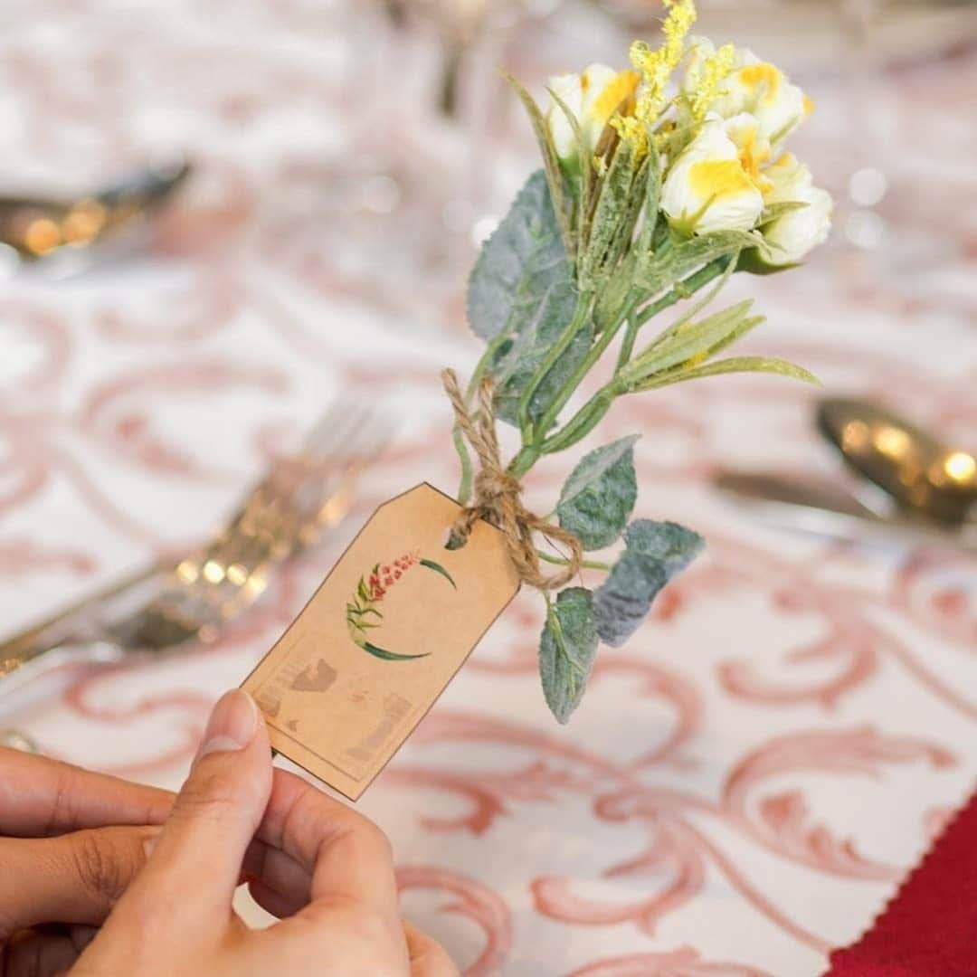 ホテルモントレウェディング【公式】 のインスタグラム：「♥ ￣￣￣￣￣￣￣￣￣￣ @montereyweddingをフォローして 『 #モントレ花嫁 』『 #ホテルモントレ』の タグをつけて投稿してくださいね＊*. . ホテルモントレ グラスミア大阪 @grasmereosaka.weddingの #卒花嫁 @cxywedd1117さまより 素敵なお写真をリグラムさせていただきました！ ・ とってもオシャレな 手作りのエスコートカード✧* アイデア・センスがgoodです◎ ・ ◆ホテルモントレ公式HPはこちら* https://www.monterey-wedding.jp ・ #モントレ #モントレ花婿 #プレ花嫁 #卒花 #marry花嫁 #dressy花嫁 #farnyレポ #プラコレ ﻿#maricuru #dressy花嫁 #日本中のプレ花嫁さんと繋がりたい #ウエディングニュース #flower #ウェディングドレス #dress #結婚式 #披露宴 #結婚式場 #2019年秋婚 #2019年冬婚 #ホテルモントレグラスミア大阪  #グラスミア大阪 #大阪 #お色直し #披露宴レポ #ウェディングパーティー #新郎新婦」