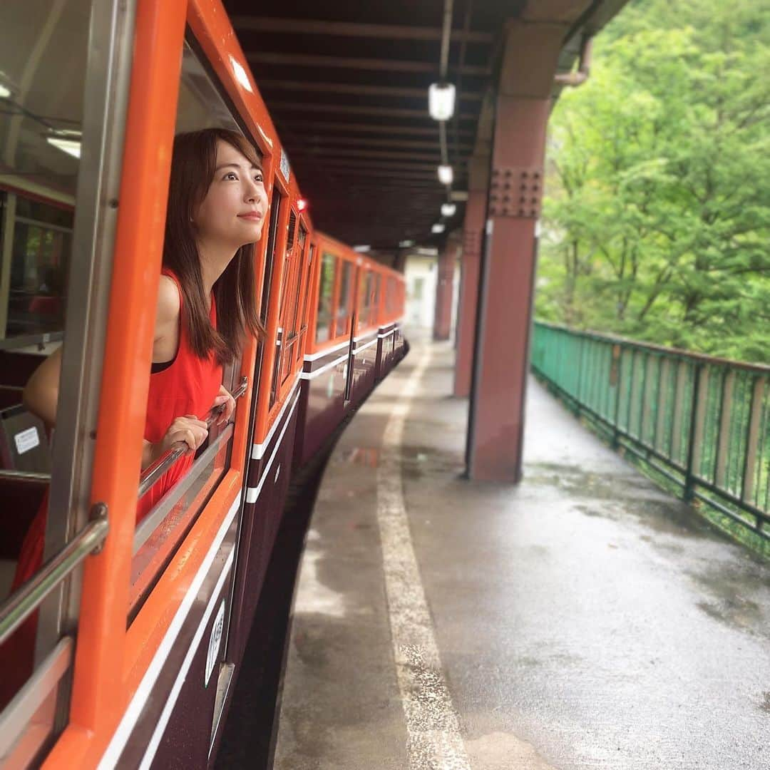 うえむらちかさんのインスタグラム写真 - (うえむらちかInstagram)「さあ、富山旅の最後は…﻿ ﻿ #黒部峡谷トロッコ電車 に乗って出発🛤﻿ ﻿ #黒部峡谷鉄道 のマスコット﻿ くろべえがお見送りしてくれました👋﻿ ﻿ ﻿ #富山 #富山旅行 #富山旅﻿ #旅 #旅女 #タビジョ﻿ #旅スタグラマー﻿ #鉄道 #トロッコ﻿ #黒部峡谷 ﻿#夏休み #ちか旅」8月25日 18時32分 - uemurachika