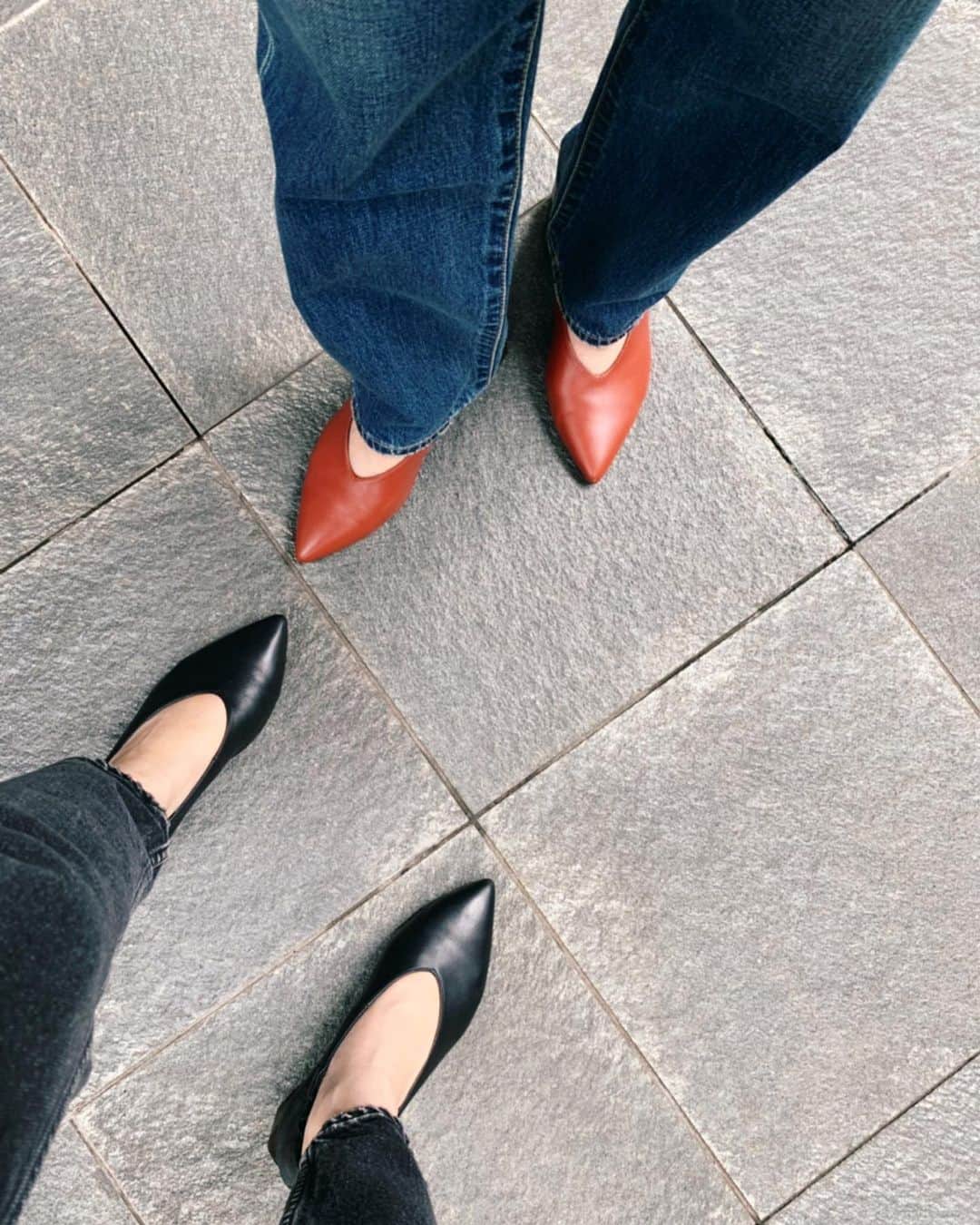 Shiho Sasakiのインスタグラム：「insta liveでもご紹介したpumps👠 ヤギ革でとっても柔らかくて ヒールも安定感抜群なのでヘビロテ決定✌️ @okana_msy みたいにjeansにorange合わせても可愛いね🍊 #MOUSSY#MOUSSYSNAP」