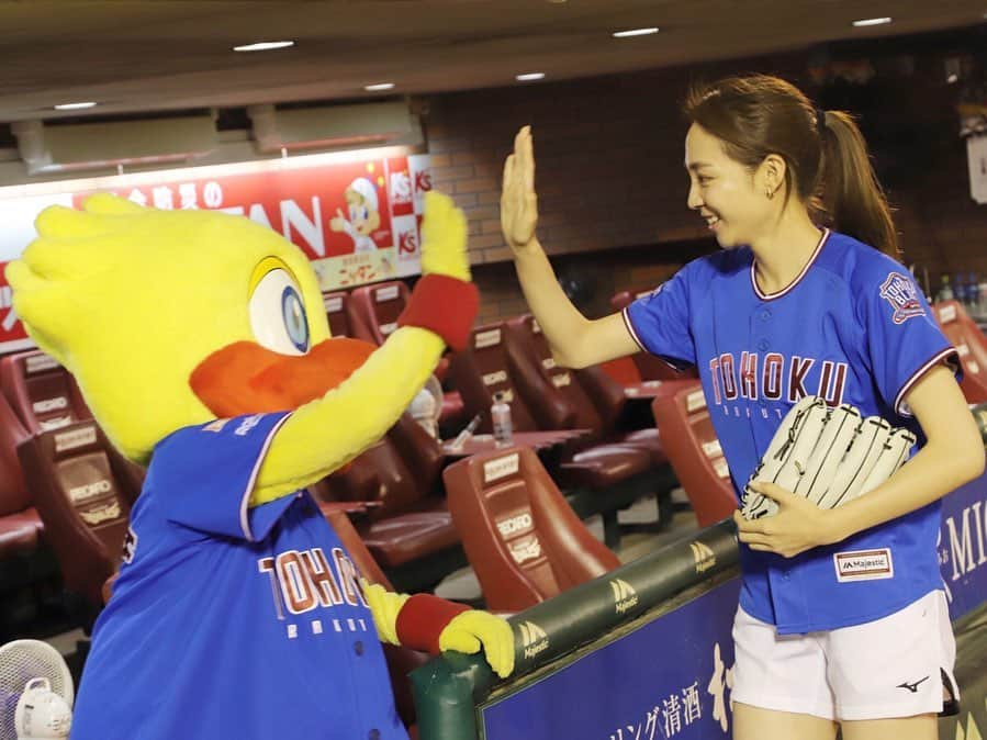 利水翔さんのインスタグラム写真 - (利水翔Instagram)「. off shot😌⭐️ . 試合終了後⚾️'' . クラッチくん、クラッチーナちゃん、 スイッチくんと反省会😂⭐️笑 . みんなとっても 優しくて面白かったです😁❤️ とても癒されました🥰💗 . 銀次さんにもお写真撮って頂きました😌 ありがとうございました！ . そして、敬礼をしている カラスコjrくんにも遭遇しました😆✨ . 思わず隣に並んで😂✨笑 . . . 今日でセレモニアルピッチのお写真は 最後になります😊❤️ . お付き合い頂きありがとうございました😌❤️ . 感謝を忘れずに一生懸命頑張ります！！ 本当にありがとうございました😇⭐️ . . . #ootd #happy #enjoy #smile #baseball #fishing #rakuteneagles  #セレモニアルピッチ #始球式 #楽天イーグルス #クラッチくん  #クラッチーナちゃん #スイッチくん #カラスコjr くん #銀次 さん #釣りガール #利水つばさ #ファインダー越しの私の世界」8月25日 18時43分 - tsubasa.toshimizu