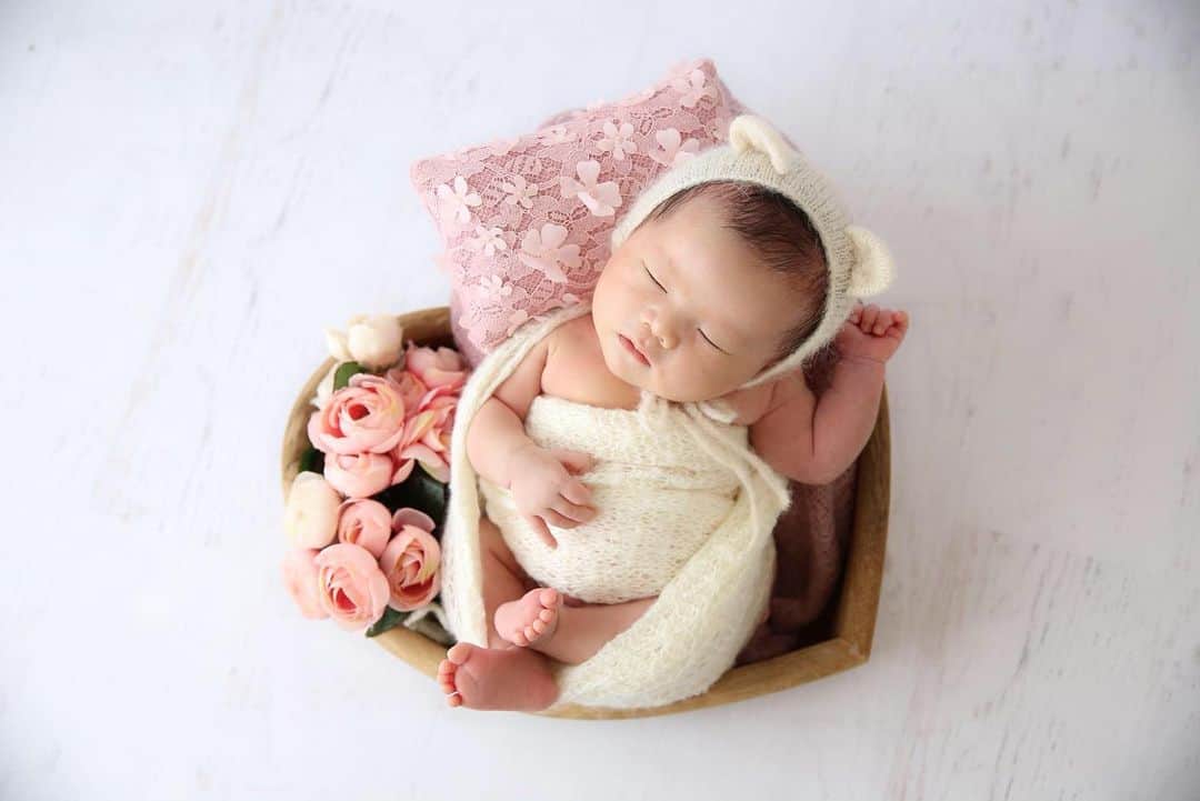 姫野れみのインスタグラム：「#ニューボーンフォト 🍼🌼 昨日であっという間に１ヶ月が経ちました✨ 成長が早すぎてもうすでに寂しい...けど ひとつひとつの表情、存在が愛おしくて 幸せな毎日を過ごしております❤︎ あとは昼夜逆転が治ってくれたら...🤔笑 ・ 元気いっぱい、幸せいっぱいに すくすくと育ちますように❤︎ ・ #寝方がおじさん #そこがまたかわいい #newbornphoto #baby #girl #mamagirl #新生児 #赤ちゃん #女の子ベビー #女の子 #赤ちゃんのいる生活」