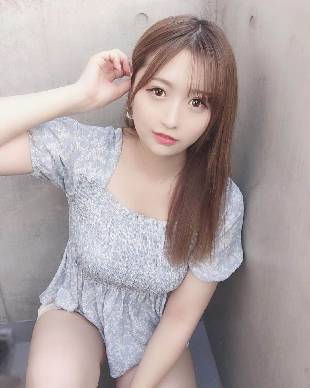 のインスタグラム：「撮ってるとき虫に刺された ♡ ♡ トップス #agplus （ @a.g.plus_official_ ） （ @a.g.plus_parkave_official ） . . 水色好き☺️💙 . . 東京戻ってきてからの方が虫に刺されまくってかゆいいいい . . #エージープラス #プチプラファッション  #トップス #水色コーデ #被写体 #太もも  #japanesegirl #japanesefashion #agp #ootd #足っきー #itamエントリー」