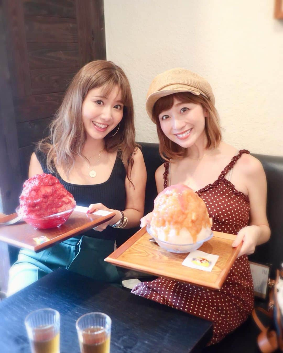 水野佐彩さんのインスタグラム写真 - (水野佐彩Instagram)「・ 美里んとかき氷デート🍧❤️ ずっと行きたかった四ツ谷のRyan🍧 果肉たっぷりのシロップがとても美味しかった🥺💕💕 私のは期間限定の桃だよ🍑🍑🍑 #かき氷 #かき氷🍧 #ryan #四ツ谷ryan #桃のかき氷  9/6発売の ルージュディオールウルトラバーム💄 808カレスをつけました💋💋 ローズベージュ🌹 ブラウンメイクにも合うし ほどよい血色感がとても使いやすい！ このバームのシリーズ 本当に唇荒れなくて 色づきがふんわりでかなり好き🥺❤️ #dior #diormakeup #diorouge #rougedior #ルージュディオールウルトラバーム #カレス」8月25日 18時56分 - saaya_mizuno