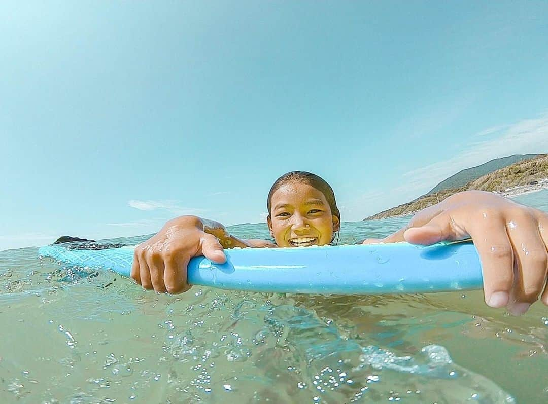 金子藍さんのインスタグラム写真 - (金子藍Instagram)「今回のKids Surf Camp  7月に @koko.surf ちゃんの親に、夏休みの間海に行きたくても連れて行けないので、預かってくれませんか？ という声で始まった企画✨ . 私も既にスクールの予約が入り始めており、長期で取れるのがこの5日間しかなく、中途半端な火曜スタートの土曜終わりとなりました . 私の事を知っている方も知らない方も信頼してお子様を預けて下さった親御さんがいたからこそ、この企画が出来ました🙆‍♀️ 本当にありがとうございます😊 . そしてここちゃん、ここちゃんパパ👨 私を誘ってくれてありがとうございました😊 自分にとっても、とてもいい経験になりました🙆‍♀️ . #kidssurfcamp #海 #サーフィン #サーファーガール #サーフィン女子 #伊良湖 #たはら暮らし #haneypresets  #子供サーフィン合宿 #サーフィン合宿 #サーフィン生活 #gopro #goprojp #ガールズサーフキャンプ #canon #カメラ」8月25日 18時50分 - aikaneko_surf