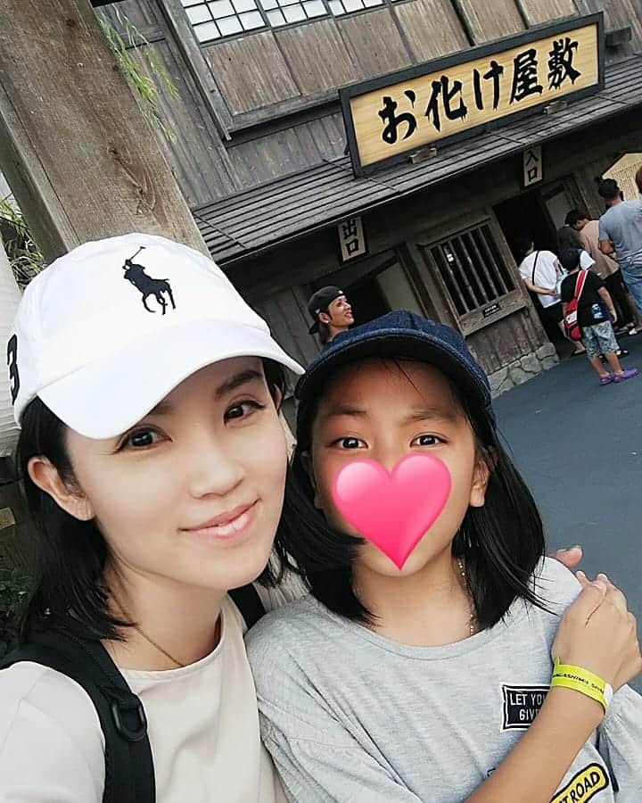 三宅裕子さんのインスタグラム写真 - (三宅裕子Instagram)「#夏休み ももうすぐおしまい。 ・ 朝晩少しずつ涼しくなってきたなぁ。 ・ #大好きな夏 が終わるのは寂しいけど、 秋は #娘のお誕生日 があったり、 #ハロウィン もあったり楽しいイベント🎪が色々ある♪ ・ ・ そうそう移動時、娘が自分で #スーツケース をもってくれるようになって成長をかんじます☺️♥️(持ち方おかしいけど😂) ・ ・ 残りの夏休み楽しみたいとおもいます💜 ・ ・ #夏休み #summervacations #自由研究だけ残ってる #私も何か作ろうかな #親子で工作 #親子でおでかけ #ナガシマスパーランド #台風直後に行ったら #空いてた #楽しかった #お化け屋敷 #入り口で怖くなって引き返した #歩くのは無理」8月25日 18時56分 - yuko_miyake