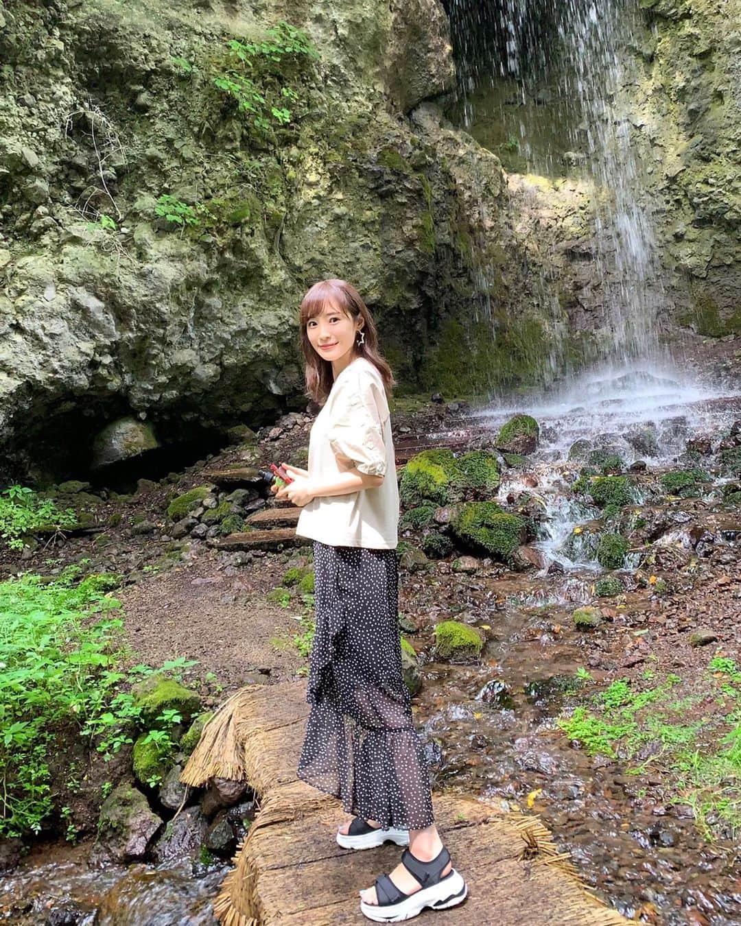 小林真由のインスタグラム：「⋆﻿ ⋆﻿ 👨🏻ファミリーと恒例の長野旅行🌿﻿ 去年は大きなお腹で動いてたのが﻿ 懐かしいです。﻿ ﻿ 最高に歩きやすいサンダルと﻿ スタイルアップなスカート🍓﻿ tops&skirt: #eclin @eclin_official ﻿ sandal: #ysstellashop ﻿ @ys_stella_shop ﻿ ﻿ ﻿ いまのフットネイルは砂ネイル☁️﻿ 細かいブルーがザラッと見えて﻿可愛い💙💙﻿ まつ毛パーマも眉毛ワックスも同時にお願いしてます🧸﻿ @acote_aoyama ﻿ ﻿ #ファッション #コーデ #ママコーデ #ママライフ #コーディネート #夏服  #プチプラ #エクラン#フットネイル #ネイル #ネイルアート #夏 #coordinate #fashion」