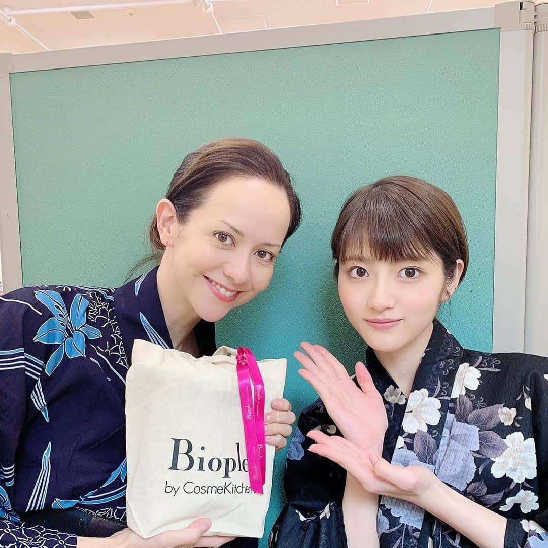 若月佑美さんのインスタグラム写真 - (若月佑美Instagram)「. 稽古場で朝霧役の AKANE LIVさんの お誕生日をお祝い致しました！！ おめでとうございます🎊 めちゃくちゃ優しくて 本当に大好きなお姉様です。 AKANEさんのお芝居は凄く 胸に刺さります。 皆様にも観てほしい。 9月12日〜 サンシャイン劇場にて 是非、劇場へいらしてください！！！ . #舞台 #gozen #狂乱の剣 #ムビステ #akaneliv さん #happybirthday」8月25日 19時01分 - yumi_wakatsuki_official