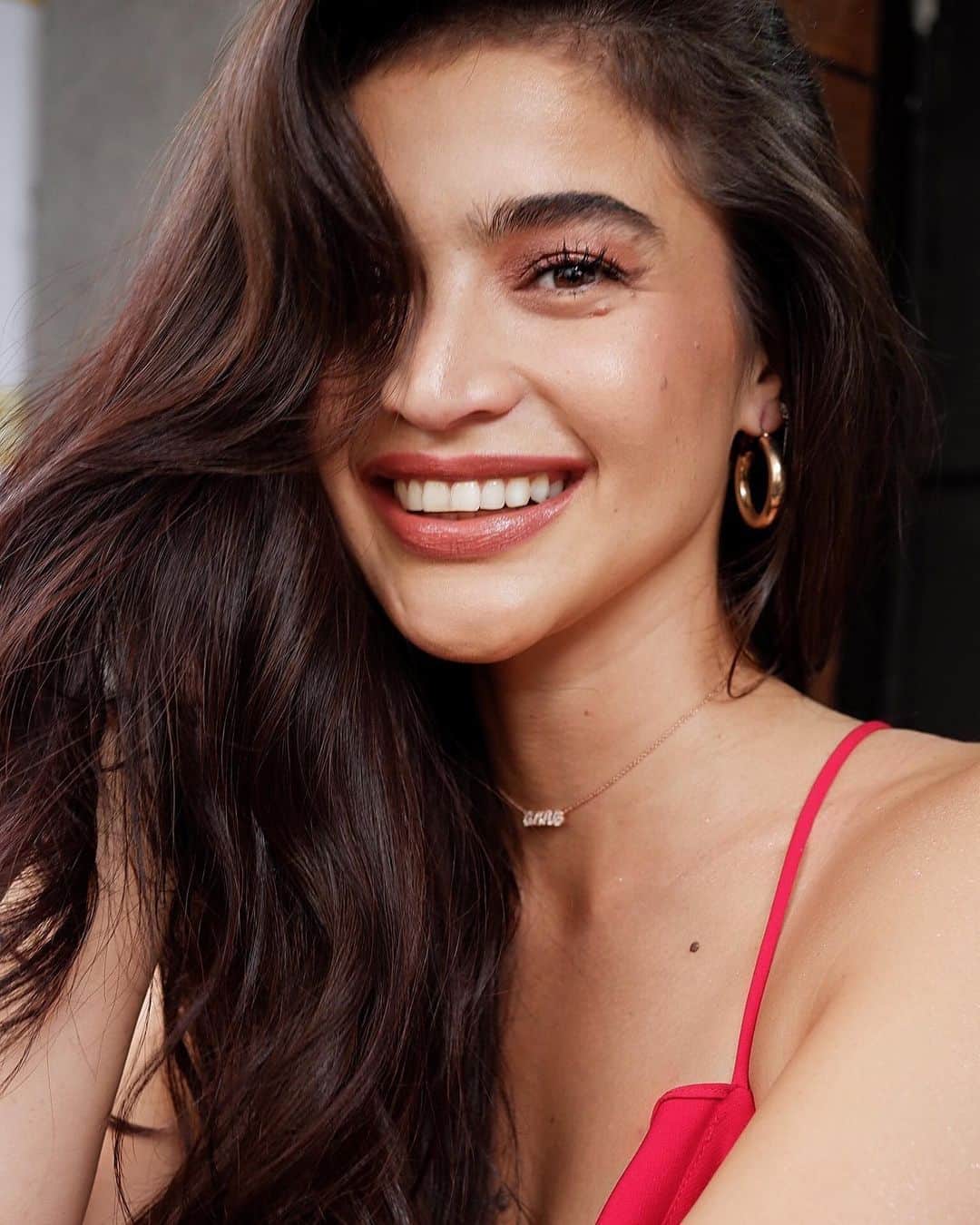 アン・カーティスのインスタグラム：「Happy girl! ❤️💃🏻 #JustAStranger」